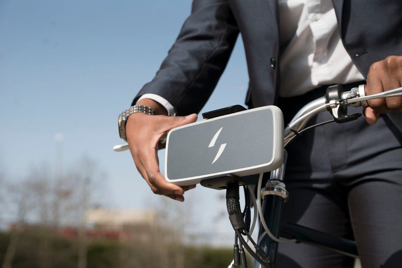 Swytch eBike Kit, ora la batteria diventa tascabile e colorata